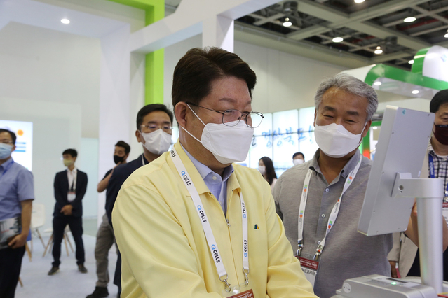 ▲ 권 시장이 네트워크코리아 부스를 찾아 현장을 둘러보고 업체를 격려했다.ⓒ대구시