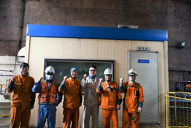 ▲ 포항제철소 협력사 직원들이 현장에 마련된 휴게 공간 앞에서 기념 사진을 찍고 있다.ⓒ포스코