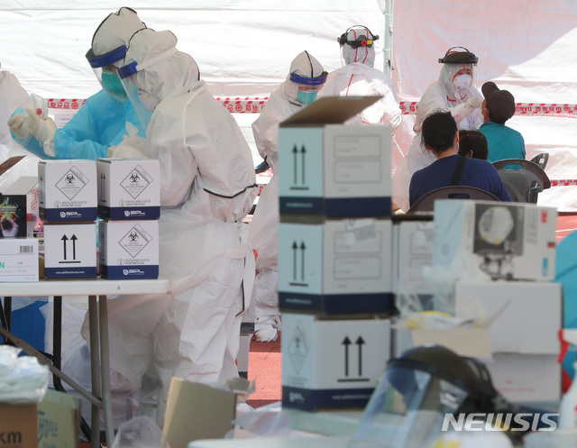 ▲ 감염자가 나온 17일 제주시 한림읍 한림체육관에 마련된 워킹스루 선별진료소에서 주민들이 검체검사를 받고 있다. ⓒ뉴시스
