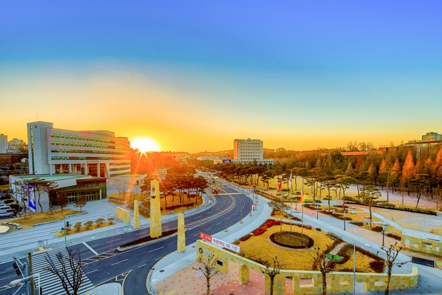 ▲ 충북대학교가 17일 충북에서는 처음으로 코로나19 펜데믹으로 인한 수업차질과 관련해 2020학년도 1학기 등록금 중 실수납액의 10%선에서 학생들에게 반환하기로 결정했다.ⓒ충북대학교