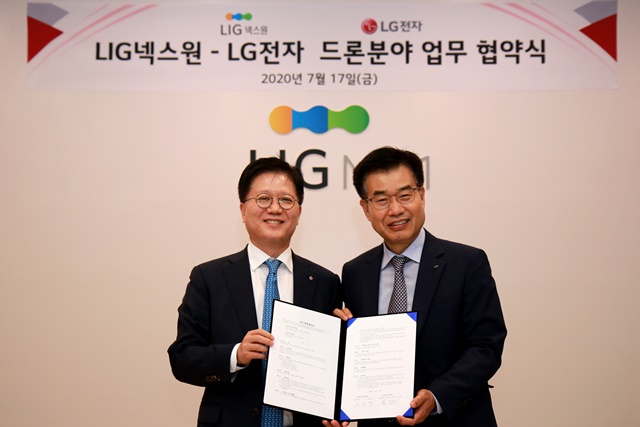 ▲ 지난 17일 경기 성남시에 위치한 LIG넥스원 판교하우스에서 이건혁 LIG넥스원 사업본부장 상무(사진 오른쪽)와 왕철민 LG전자 부품솔루션사업부장 전무 등이 참석한 가운데 '드론분야 업무 협약'을 체결했다. ⓒLG전자