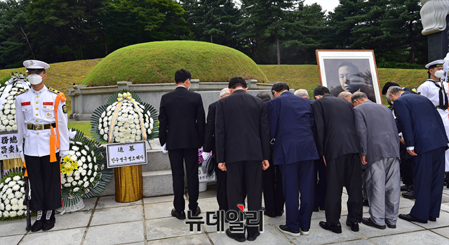 ▲ 이승만 대통령 서거 55주기 추모식 참석자들이 19일 오후 서울 동작구 국립서울현충원 건국대통령 이승만 묘역을 참배하고 있다.ⓒ정상윤 기자