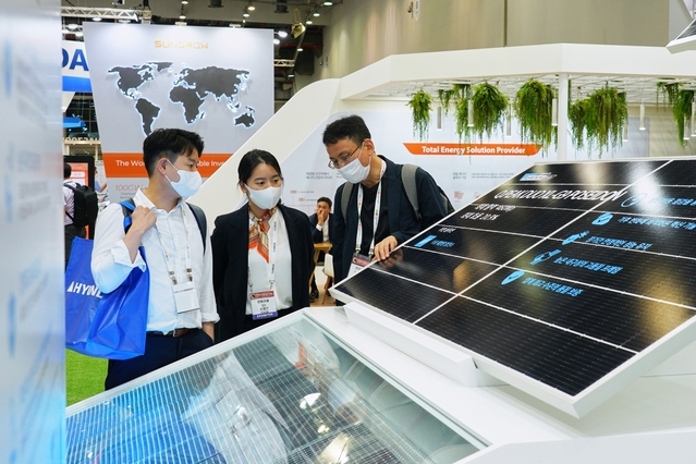 ▲ 전시회는 전세계 22개국 140개사 참여 500부스 규모로 개최됐는데, 대표적으로 한화큐셀, Jinko Solar, JA Solar, TRINA Solar, 론지솔라, Suntech, Risen Energy emd 세계 10대 태양광 셀, 모듈 제조기업 7개사와 선그로우, 화웨이, Sineng, Goodwe 등의 세계적인 인버터 제조기업이 참가하며 글로벌 시장을 옮겨놓았다는 평가를 받았다.ⓒ엑스코
