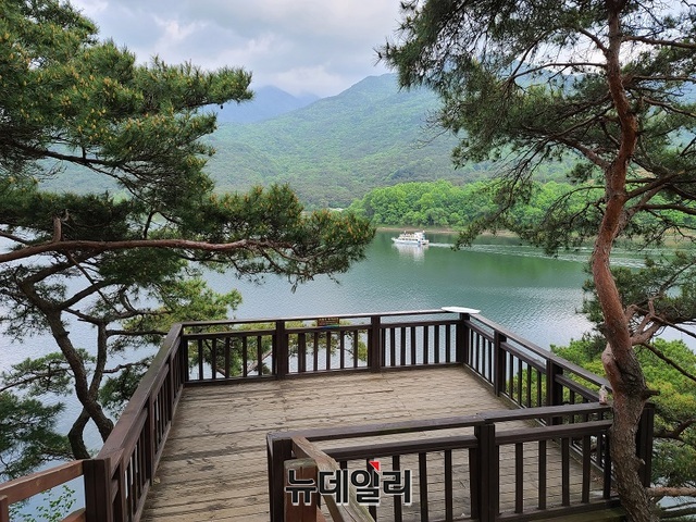 ▲ 충북 괴산군 칠성면 산막이길 망세루. 이 곳에서는 칠성댐과 칠성호 조망이 가능하다.ⓒ뉴데일리 충청본부 D/B