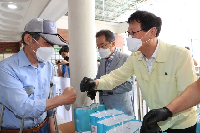 ▲ 김대권 수성구청장이 삼계탕도시락을 전달하며 지역주민을 응원하고 있다.ⓒ수성구