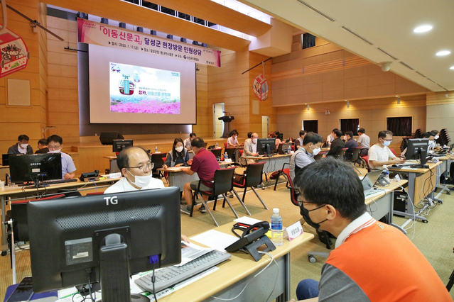 ▲ 달성군은 17일 달성군청 군민소통관에서 찾아가는 민원상담실 ‘이동신문고’를 운영해 지역민들의 고충민원 상담을 실시했다.ⓒ달성군