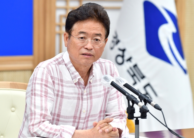 ▲ 이철우 경북도지사는 19일 오후 2시 도청에서 실국장·직속기관장 등이 참석한 긴급비상간부회의를 주재하고, 도 차원의 모든 역량을 투입해 통합신공항 유치신청을 지원할 것을 긴급 지시했다.ⓒ경북도