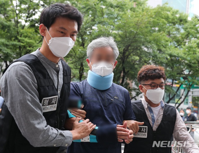 ▲ 문재인 대통령에게 신발 던져 공무집행방해 등 혐의를 받고 있는 50대 정창옥씨가 영장실질심사를 받기 위해 19일 오후 서울 양천구 서울남부지방법원으로 들어서고 있다. ⓒ뉴시스