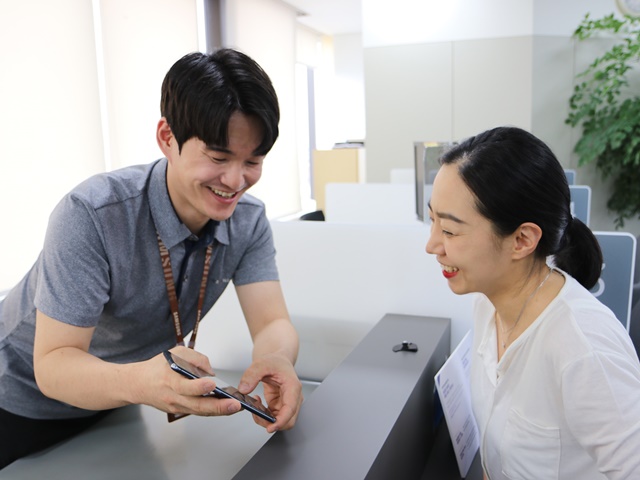▲ 삼성전자서비스 수리 엔지니어가 고객에게 스마트폰 점검 결과를 설명하고 있는 모습. ⓒ삼성전자서비스
