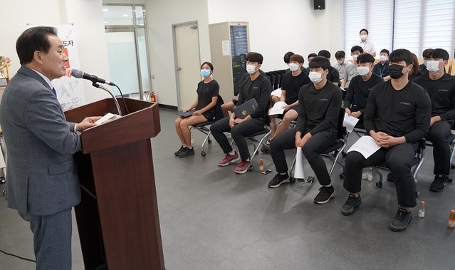 ▲ 송기섭 진천군수가 20일 오전 군체육회 회의실에서 체육인 비리 관련 예방교육을 하고 있다.ⓒ진천군