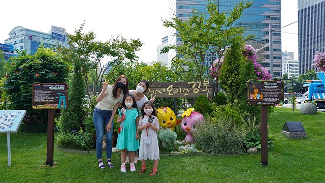 ▲ 서울 청계광장 ‘경북관광 홍보 포토존’에서 관광객들이 기념촬영을 하고 있다.ⓒ경주엑스포