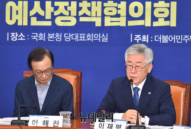 ▲ 이재명 경기도지사(오른쪽)가 지난 8일 오전 국회에서 열린 '더불어민주당-경기도 예산정책협의회'에 참석해 모두발언을 하고 있다. ⓒ이종현 기자