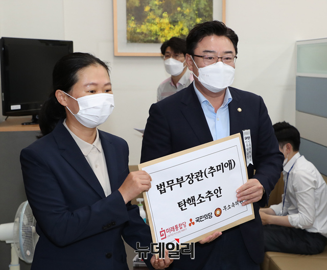 ▲ 김성원 통합당 원내수석부대표와 권은희 국민의당 원내대표는 20일 오후 2시 국회 본청 의안과에 추 장관에 대한 탄핵소추안을 제출했다. ⓒ이종현 기자