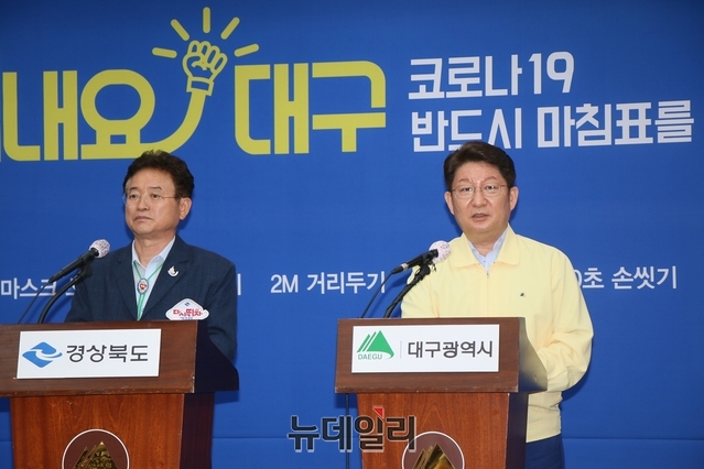 ▲ 권영진 대구시장(오른쪽)과 이철우 경북도지사가 20일 오후 대구시청에서 기자간담회를 갖고 벼랑끝에 다다른 대구경북통합신공항과 관련한 기자회견을 하고 있다.ⓒ뉴데일리