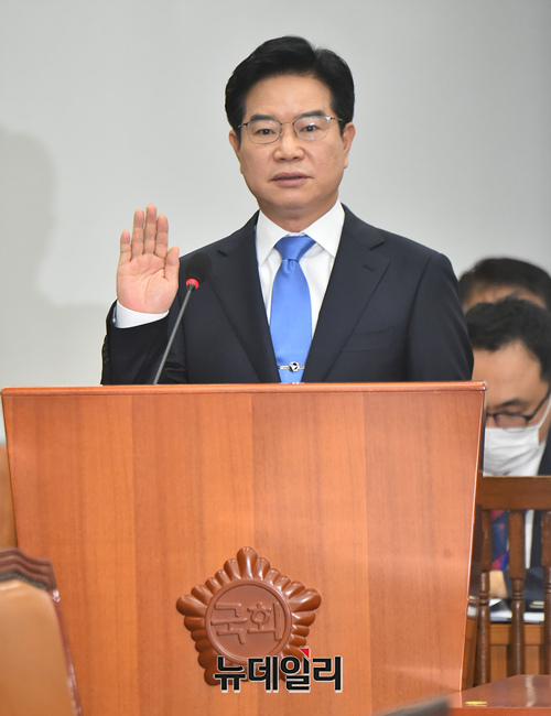 ▲ 20일 국회 본청에서 열린 경찰청장 인사청문회에서 선서하는 김창룡(사진) 후보자. ⓒ이종현 기자