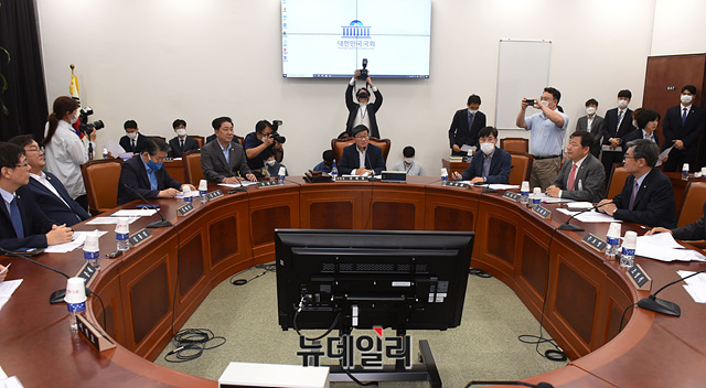 ▲ 전해철 정보위원회 위원장과 여·야 의원들이 20일 오전 국회에서 열린 정보위 전체회의에 참석해 자리하고 있다.ⓒ박성원 기자