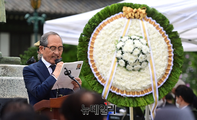 ▲ 인보길 건국이념보급회 회장이 19일 서울 종로구 이화장에서 열린 건국대통령 우남 이승만 서거 55주기 추모식서 추모사를 하고 있다. 인 회장은 추모사 직후 저술한 서적 '이승만 현대사 위대한 3년 1952~1954'를 헌정했다. ⓒ정상윤 기자