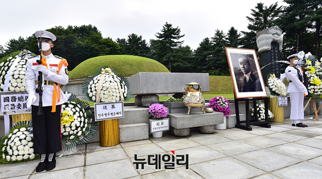 ▲ '건국대통령 우남 이승만 서거 55주기 추모식' 2부가 19일 오후 서울 동작구 현충원에서 거행됐다. ⓒ정상윤 기자