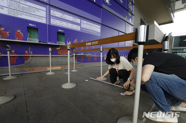 ▲ 서울 용산구 국립중앙박물관 운영재개를 앞두고 관계자들이 매표소 앞 사회적 거리두기 스티커를 부착하고 있다. ⓒ뉴시스