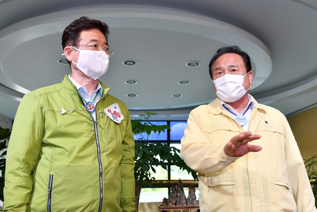 ▲ 이철우 도지사(왼쪽)가 20일 오후 김영만 군위군수를 만나 공항 유치신청 협조를 적극 요청했다.ⓒ경북도