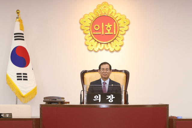 ▲ 개회식에서 장상수 의장은 “시민의 일꾼으로 제대로 일하는 강한 의회상을 만들겠다”며 “무엇보다 지역경제와 골목상권을 살리는 일이 지금은 가장 긴급한 상황이므로 민생안정을 위해 모든 역량을 집중할 것이며, 위기 속에서도 소통하며 지혜롭게 기회를 찾아내는 믿음직한 의회가 되겠다”고 말할 예정이다.ⓒ대구시의회