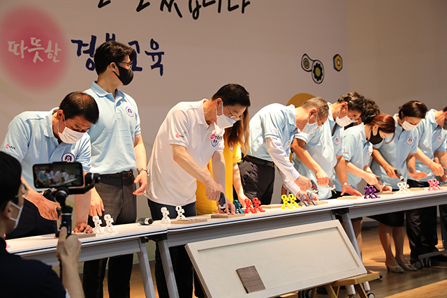 ▲ 개관식에서는 경과보고와 구축 영상 상영, ‘경상북도교육청 메이커교육관’ 현판을 직접 완성해보는 퍼포먼스를 진행했다.ⓒ경북교육청