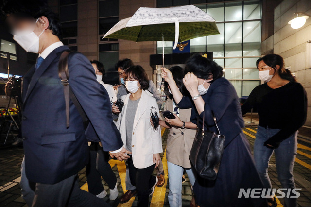 ▲ 고 박원순 전 서울시장의 성추행 의혹을 최초로 인지하고 보고한 것으로 알려진 임순영 서울시 젠더특보가 21일 오전 서울 성북구 성북경찰서에서 참고인 신분으로 조사를 받고 나오는 모습이다. ⓒ뉴시스