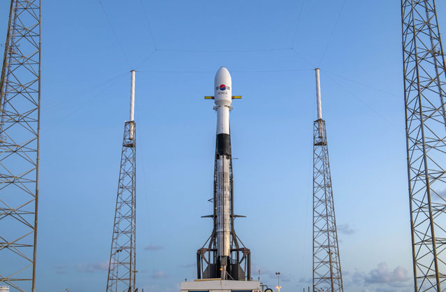 ▲ 20일(현지시간) 발사 준비 중인 팰컨-9호. 아나시스 Ⅱ호가 실려 있다. ⓒ방사청 제공.