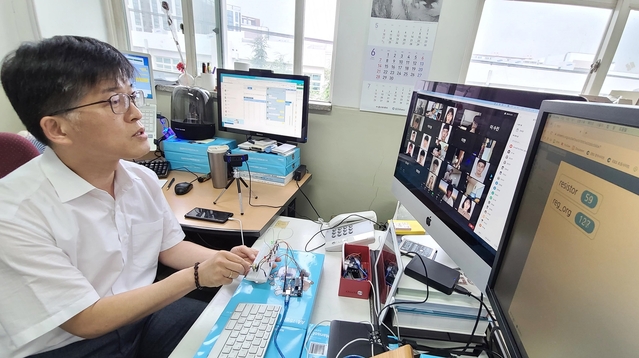 ▲ 영진전문대 박성철 교수(컴퓨터정보계열)가 IoT장비를 활용, 이 계열 1학년생들과 IT창의공학교과목 실습수업을 진행하는 모습.ⓒ영진전문대