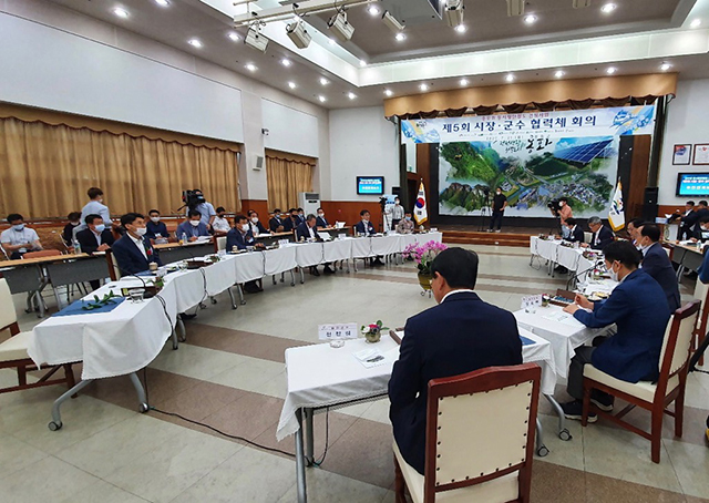 ▲ 봉화군은 21일 봉화군청 대회의실에서 '제5회 중부권 동서 횡단철도 건설사업'시장‧군수 협력체 회의를 개최했다.ⓒ봉화군