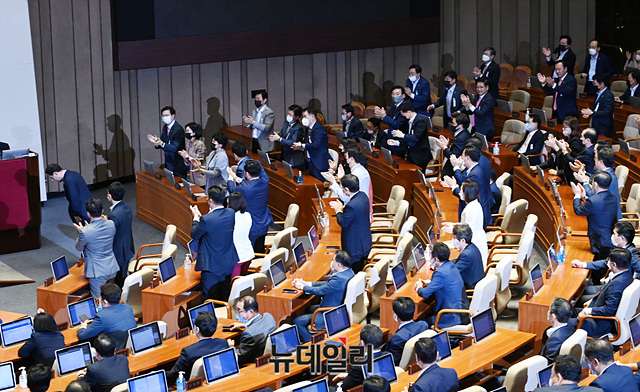 ▲ 주호영 미래통합당당 원내대표가 21일 오전 국회 본회의장에서 열린 제380회국회(임시회) 제3차 본회의에서 교섭단체 대표연설을 마친 뒤 의원들의 기립박수를 받으며 회의장을 나서고 있다.ⓒ박성원 기자