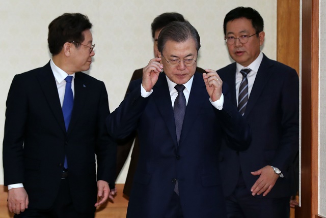 ▲ 문재인 대통령이 3일 오전 청와대 본관에서 열린 국무회의에 참석하고 있다. 뒤 왼쪽부터 이재명 경기도지사, 박남춘 인천시장. ⓒ뉴시스