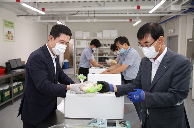 ▲ 이강덕 시장이 산림조합 꾸러미 작업장에서 농산물꾸러미를 포장하고 있다.ⓒ포항시