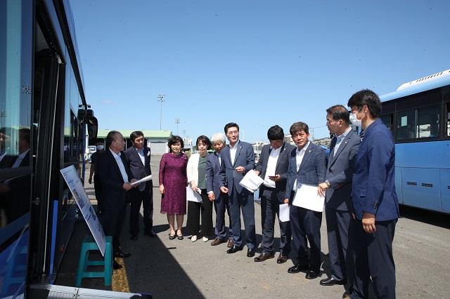 ▲ 포항시의회 정해종 의장을 비롯한 의장단 및 상임위원장단은 양덕 버스차고지를 방문해 시내버스 노선개편 현장을 점검했다.ⓒ포항시의회