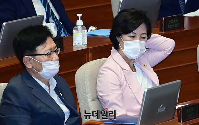 ▲ 추미애 법무부 장관이 21일 오전 국회 본회의장에서 열린 제380회국회(임시회) 제3차 본회의에 참석해 자리하고 있다.ⓒ박성원 기자