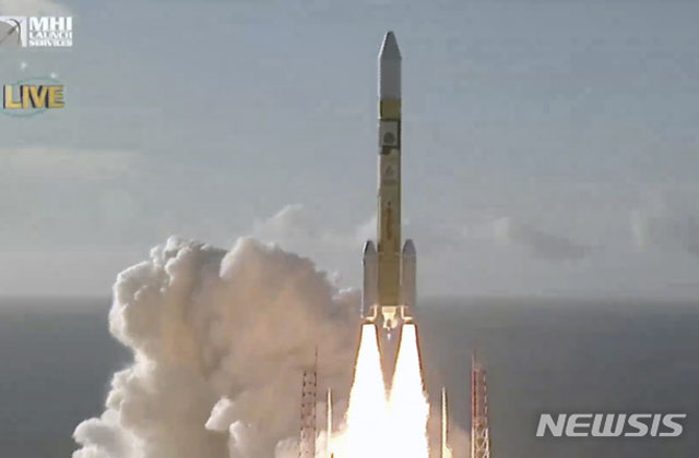 ▲ 화성궤도탐사선 '알 아말'을 실은 일본 H-2A 로켓이 발사되는 장면. ⓒ뉴시스 AP. 무단전재 및 재배포 금지.