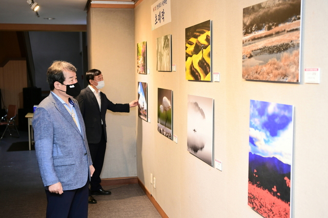 ▲ 김천시는 경상북도, 한국사진작가협회 경상북도지회와 함께 제47회 경상북도 사진대전 및 제23회 경북 문화유산 전국사진공모전 전시회를 오는 26일까지 김천문화예술회관 전시실에서 갖는다.ⓒ김천시