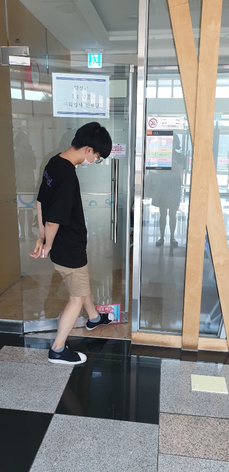 ▲ 달성군시설관리공단 달성문화센터는 국내 한 중소기업이 개발한 바이러스 교차 오염 차단을 위한 ‘발로패드’를 출입문에 부착해 방문객들에게 심리적 안심감을 주는 ‘심리방역’ , ‘마음백신’ 확대에 일조를 하고 있다.ⓒ달성군시설관리공단