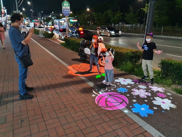 ▲ 경산시 북부동행정복지센터는 영남대학교 오렌지타운 일대에 청년의 꿈을 불빛으로 형상화한 로고라이트 사업을 시행했다.ⓒ경산시 북부동행정복지센터