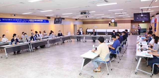 ▲ 대구 수성구는 지난 20일 구청 대강당에서 전문가, 상인, 구위원 및 관계공무원 등이 참석한 가운데 들안길 상권활성화 방안을 구상하는 수미창조 포럼(수성구의 미래를 창조하는 포럼)을 개최했다.ⓒ수성구