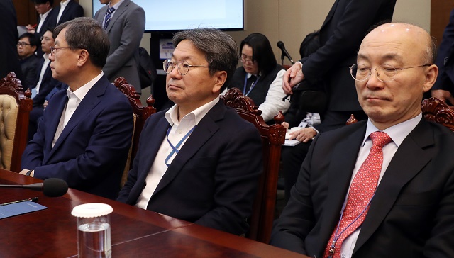 ▲ 김조원(오른쪽부터) 민정수석, 강기정 정무수석, 김거성 시민사회수석이 16일 오후 청와대 여민관에서 열린 수석·보좌관회의에 나란히 앉아 문재인 대통령의 발언을 듣고 있다. ⓒ뉴시스