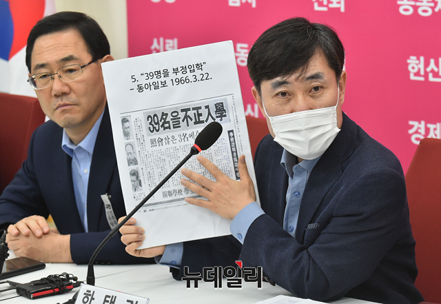 ▲ 하태경(사진) 미래통합당 의원은 22일 오전 국회에서 열린 국정원장 후보자 청문자문단 및 정보위원 합동회의에서 박지원 국정원장 후보자의 단국대학교 편입 의혹 등을 제기했다. ⓒ이종현 기자