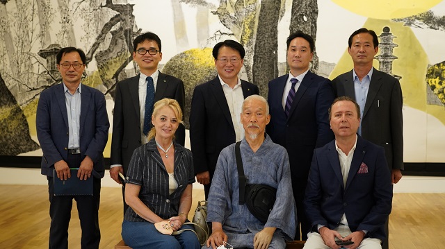 ▲ 미하이 치옴펙 주한 루마니아 대사가 경주엑스포공원을 방문해 솔거미술관에서 기념촬영을 하고 있다.ⓒ경주엑스포