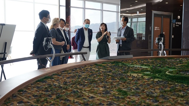 ▲ 경주엑스포를 방문한 미하이 치옴펙 주한 루마니아 대사가 경주타워에서 신라왕경에 대한 설명을 듣고 있다.ⓒ경주엑스포