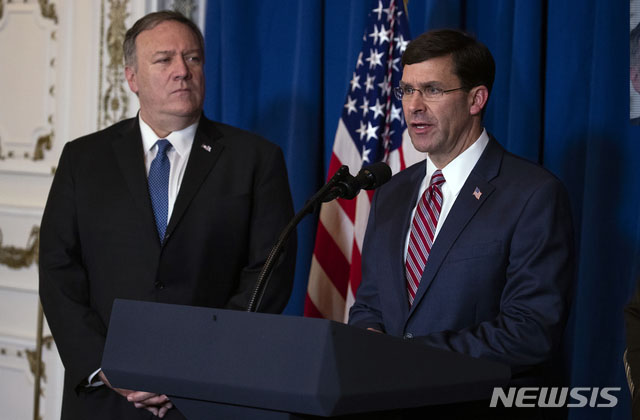 ▲ 마크 애스퍼 미국 국방장관이 마이크 폼페이오 국무장관이 배석한 가운데 브리핑을 하는 모습. ⓒ뉴시스 AP. 무단전재 및 재배포 금지.