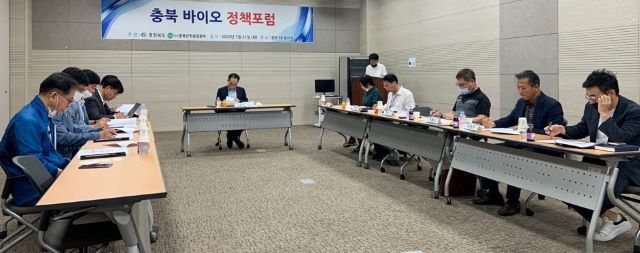 ▲ 충북도와 충북산학융합본부가 지난 21일 오송 청주 SB플라자에서 충북 바이오헬스 산업 발전을 위한 정책과제 발굴 및 방향 검토·제시를 모색하기 위해 올해 처음으로 ‘2020 충북 바이오 정책포럼’을 가졌다.ⓒ충북산학융합본부