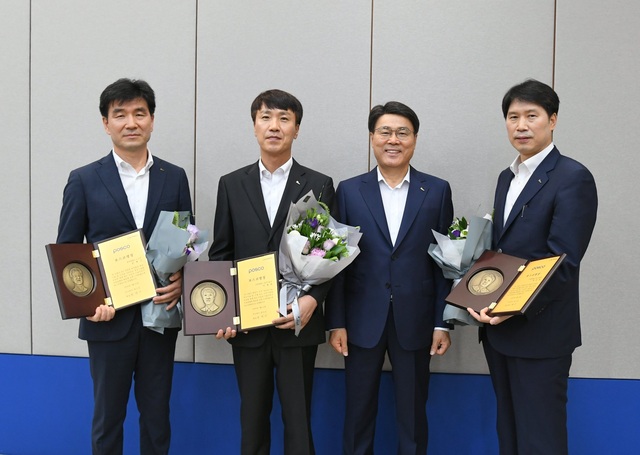 ▲ 포스코 최정우 회장과 2020 포스코명장 3인이 기념촬영을 하고 있다. 왼쪽부터 손병근 명장, 이정호 명장, 최정우 회장, 정규점 명장.ⓒ포스코