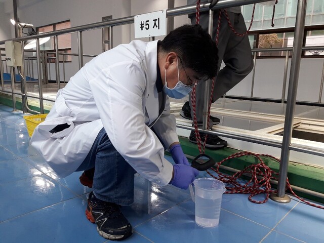 ▲ 대구시상수도사업본부 매곡정수장 입상활성탄지에서 수돗물을 채취해 유충 발생여부를 점검하고 있다.ⓒ대구시