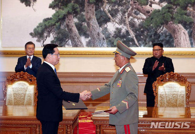 ▲ 2018년 9월 19일 남북군사합의서를 교환하고 악수하는 송영무 당시 국방장관과 노광철 북한 인민무력부장. ⓒ뉴시스. 무단전재 및 재배포 금지.
