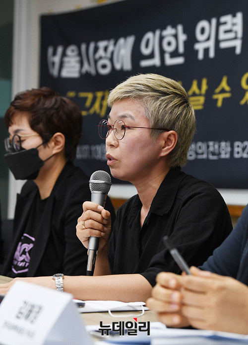 ▲ 고(故) 박원순 전 서울시장이 성추행 혐의에 대해 검찰이 경찰보다 먼저 피해자 측의 연락을 받았다는 사실이 드러났다. 사진은 지난 13일 서울 은평구 한국여성의전화 교육관에서 기자회견 중인 김재련 변호사의 모습. ⓒ뉴데일리 DB